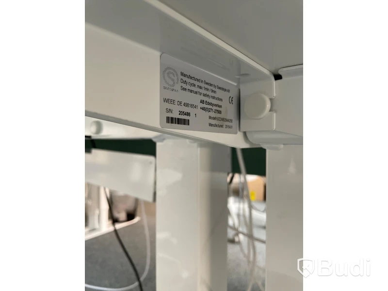 Elektriskt höj och sänkbart skrivbord med skärmvägg edsbyn