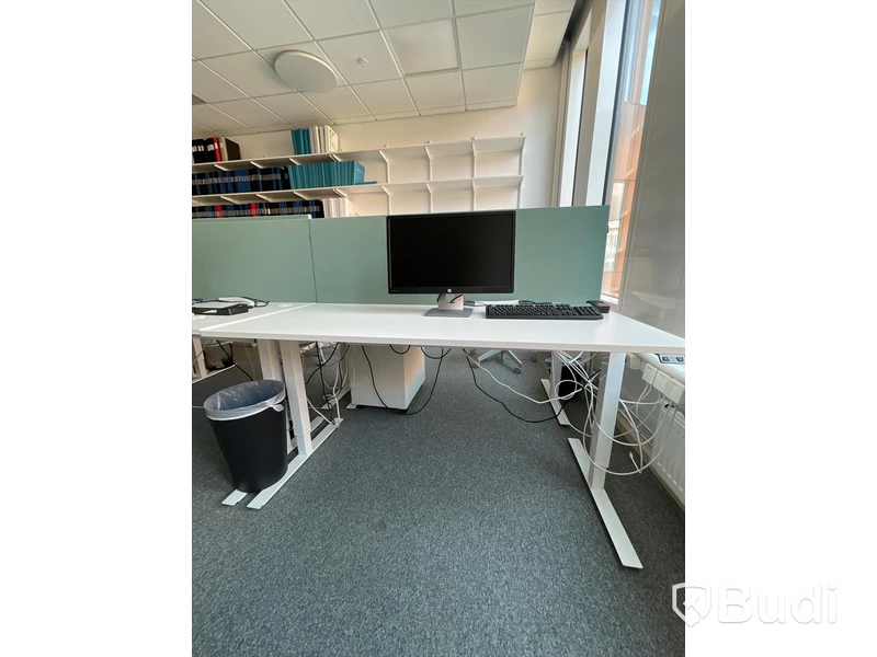 Elektriskt höj och sänkbart skrivbord med skärmvägg edsbyn