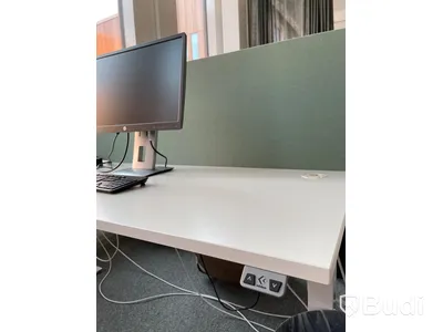 Elektriskt höj och sänkbart skrivbord med skärmvägg edsbyn