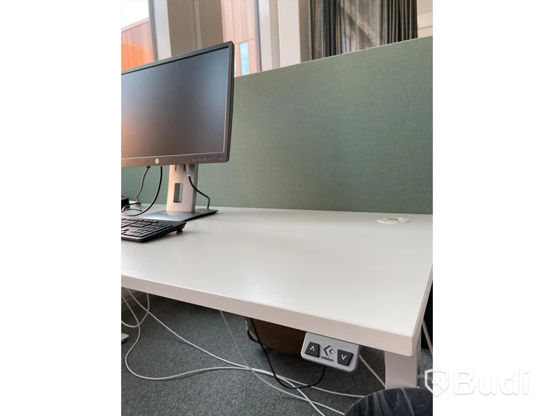 Elektriskt höj och sänkbart skrivbord med skärmvägg edsbyn