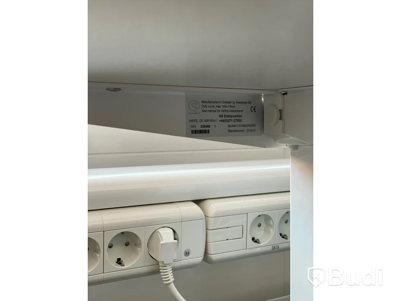 Elektriskt höj och sänkbart skrivbord med skärmvägg edsbyn