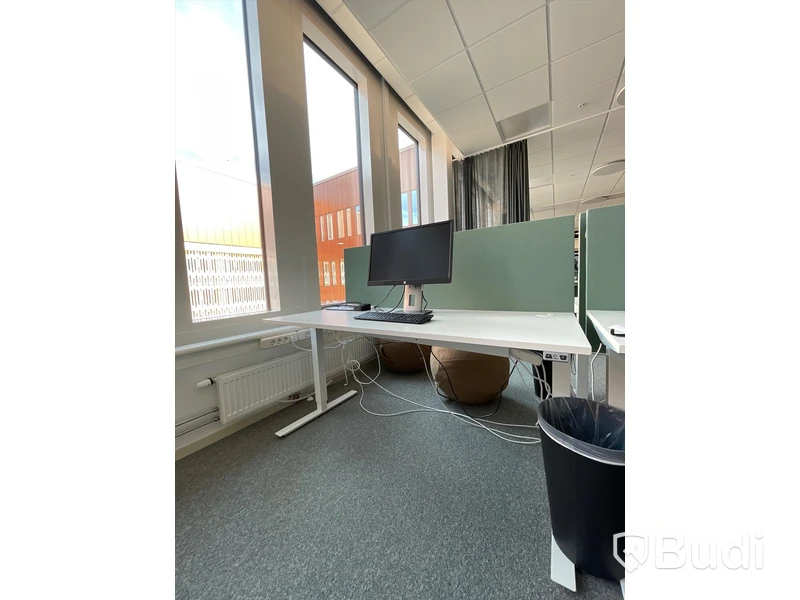 Elektriskt höj och sänkbart skrivbord med skärmvägg edsbyn