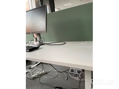 Elektriskt höj och sänkbart skrivbord med skärmvägg edsbyn