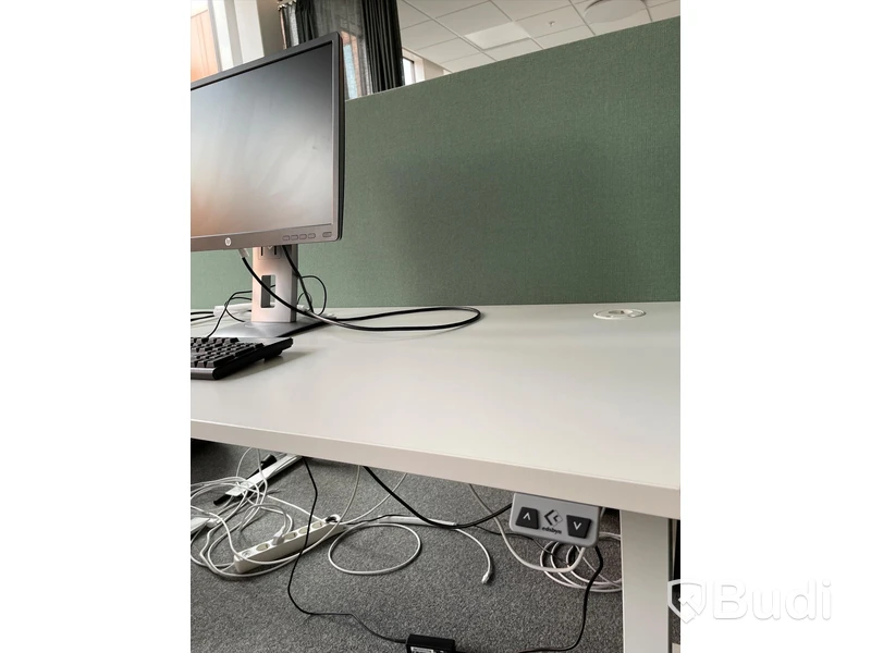 Elektriskt höj och sänkbart skrivbord med skärmvägg edsbyn