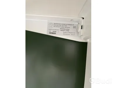Elektriskt höj och sänkbart skrivbord med skärmvägg edsbyn