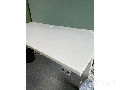 Elektriskt höj och sänkbart skrivbord med skärmvägg edsbyn