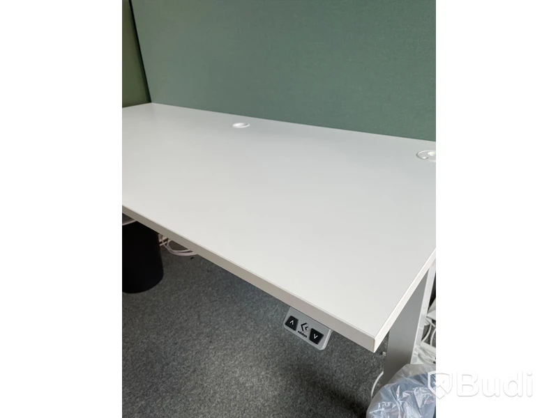 Elektriskt höj och sänkbart skrivbord med skärmvägg edsbyn