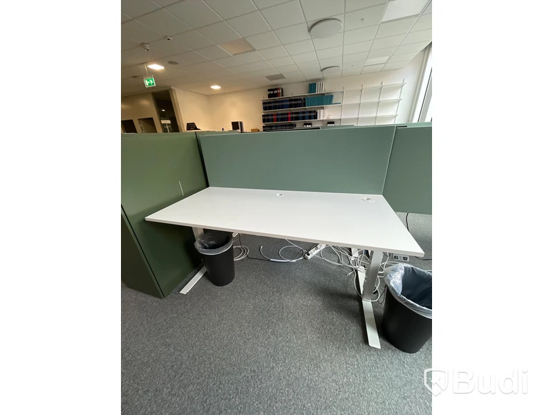Elektriskt höj och sänkbart skrivbord med skärmvägg edsbyn
