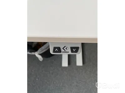 Elektriskt höj och sänkbart skrivbord med skärmvägg edsbyn