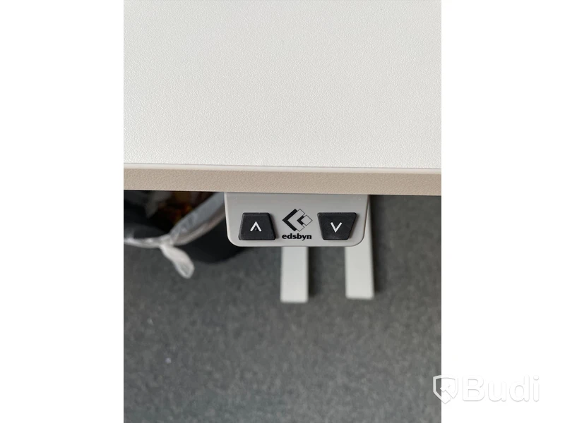 Elektriskt höj och sänkbart skrivbord med skärmvägg edsbyn