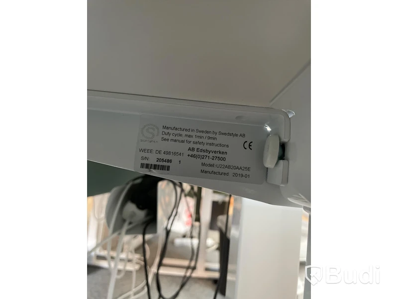 Elektriskt höj och sänkbart skrivbord med skärmvägg edsbyn