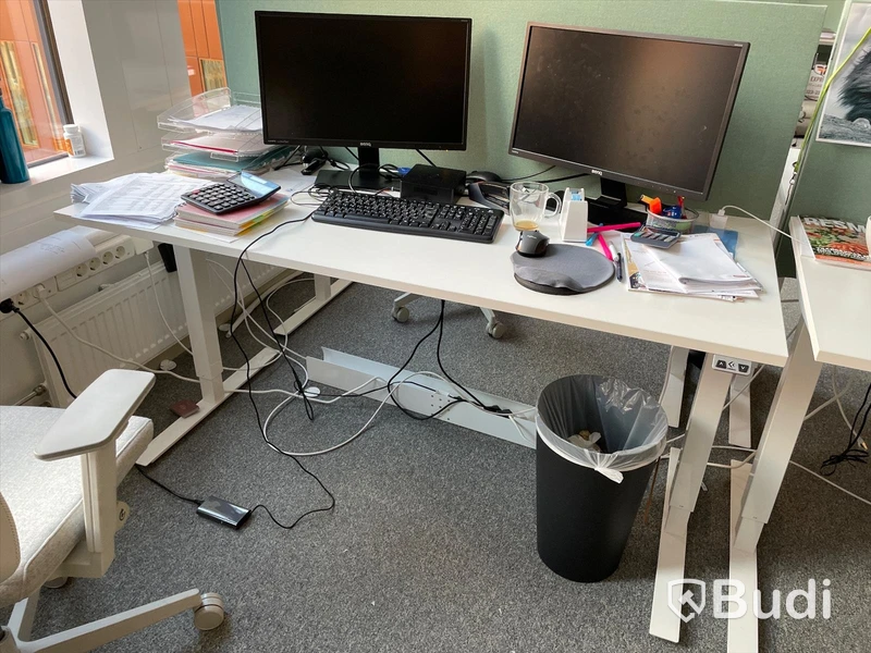 Elektriskt höj och sänkbart skrivbord med skärmvägg edsbyn