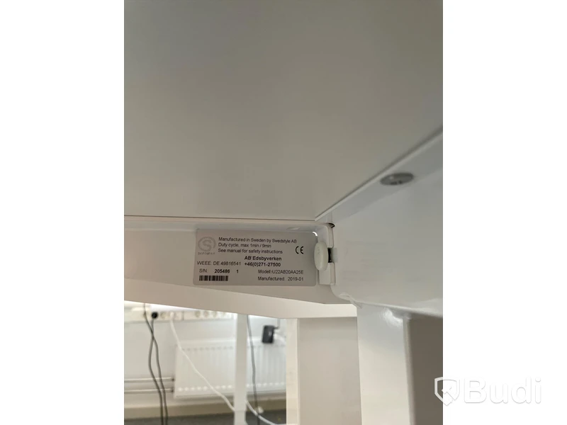 Elektriskt höj och sänkbart skrivbord med skärmvägg edsbyn