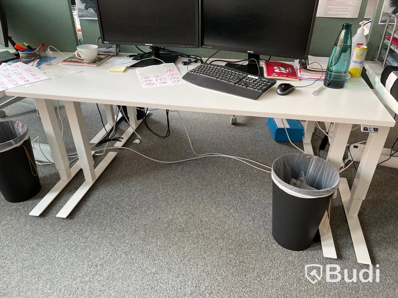Elektriskt höj och sänkbart skrivbord med skärmvägg edsbyn