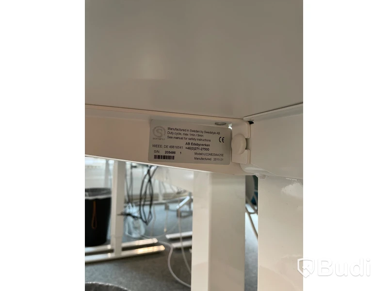 Elektriskt höj och sänkbart skrivbord med skärmvägg edsbyn