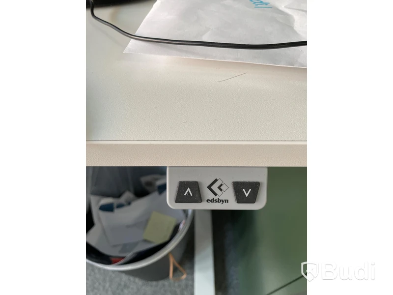 Elektriskt höj och sänkbart skrivbord med skärmvägg edsbyn