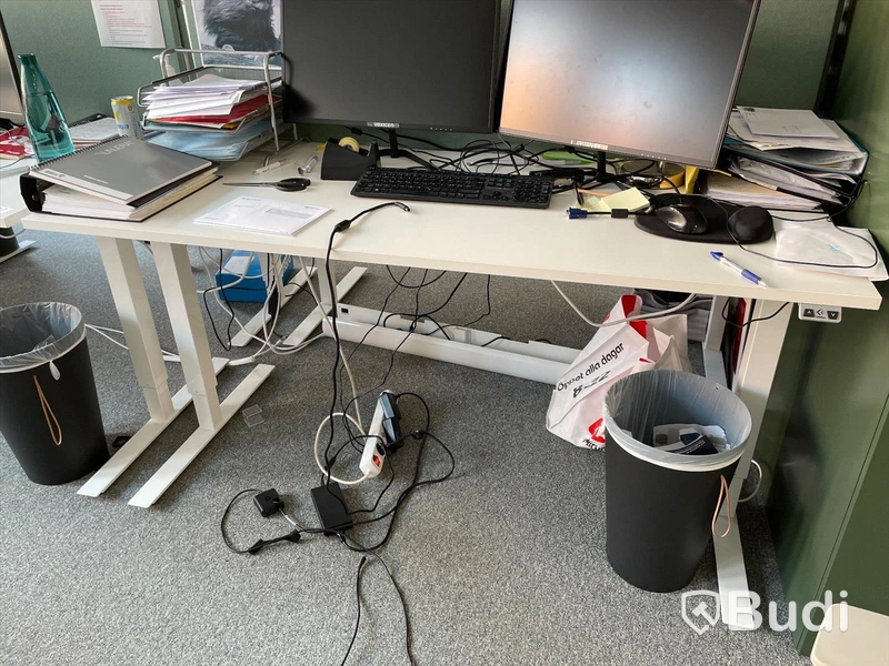Elektriskt höj och sänkbart skrivbord med skärmvägg edsbyn