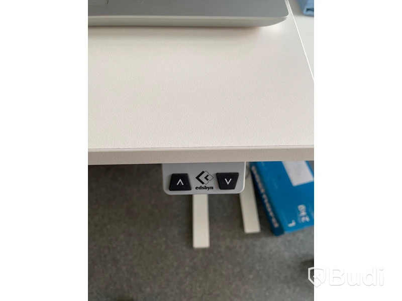 Elektriskt höj och sänkbart skrivbord med skärmvägg edsbyn