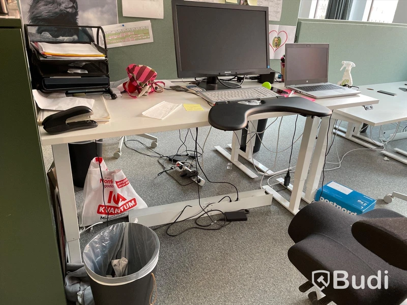 Elektriskt höj och sänkbart skrivbord med skärmvägg edsbyn