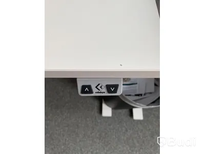 Elektriskt höj och sänkbart skrivbord med skärmvägg edsbyn