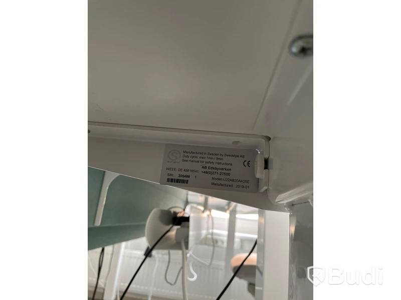 Elektriskt höj och sänkbart skrivbord med skärmvägg edsbyn