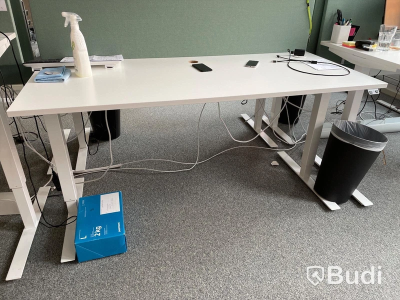 Elektriskt höj och sänkbart skrivbord med skärmvägg edsbyn