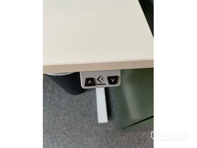 Elektriskt höj och sänkbart skrivbord med skärmvägg edsbyn