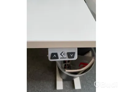 Elektriskt höj och sänkbart skrivbord med skärmvägg edsbyn