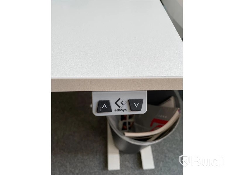 Elektriskt höj och sänkbart skrivbord med skärmvägg edsbyn
