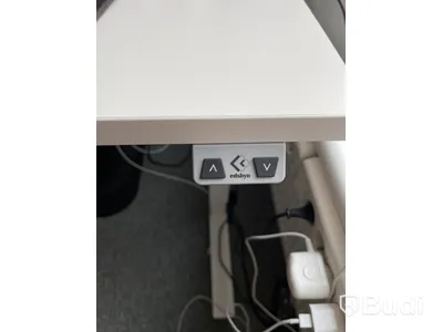 Elektriskt höj och sänkbart skrivbord med skärmvägg edsbyn