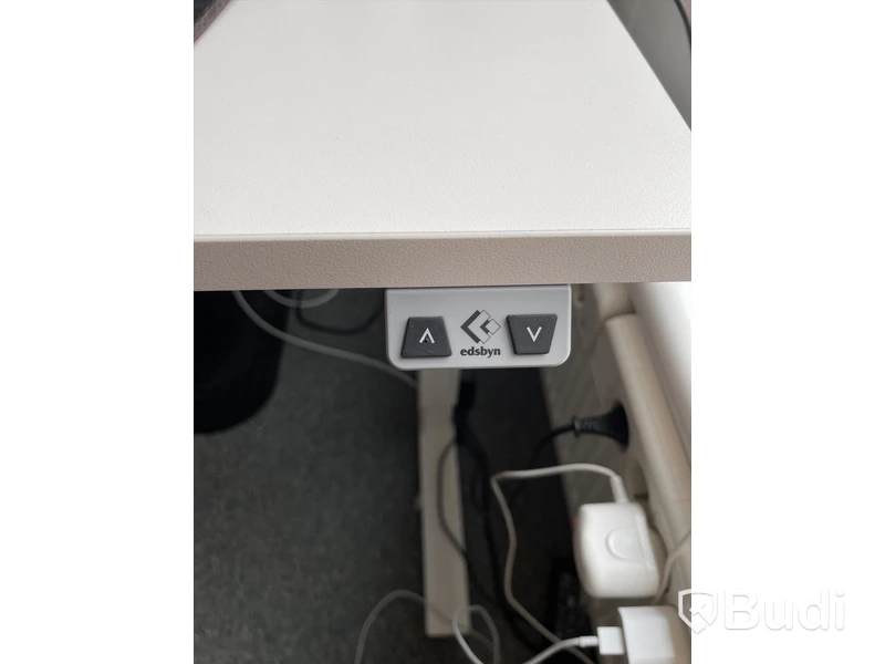 Elektriskt höj och sänkbart skrivbord med skärmvägg edsbyn