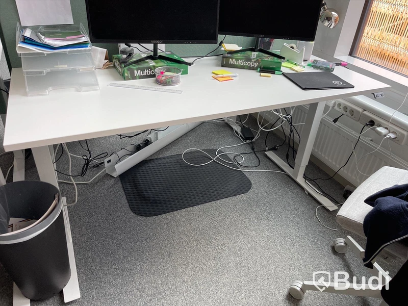 Elektriskt höj och sänkbart skrivbord med skärmvägg edsbyn