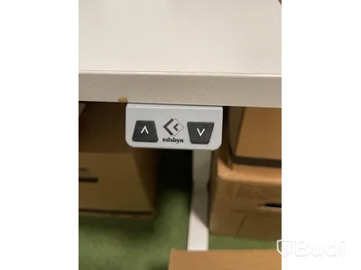 Elektriskt höj och sänkbart skrivbord med skärmvägg edsbyn