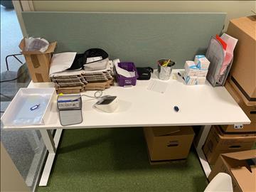Elektriskt höj och sänkbart skrivbord med skärmvägg edsbyn 