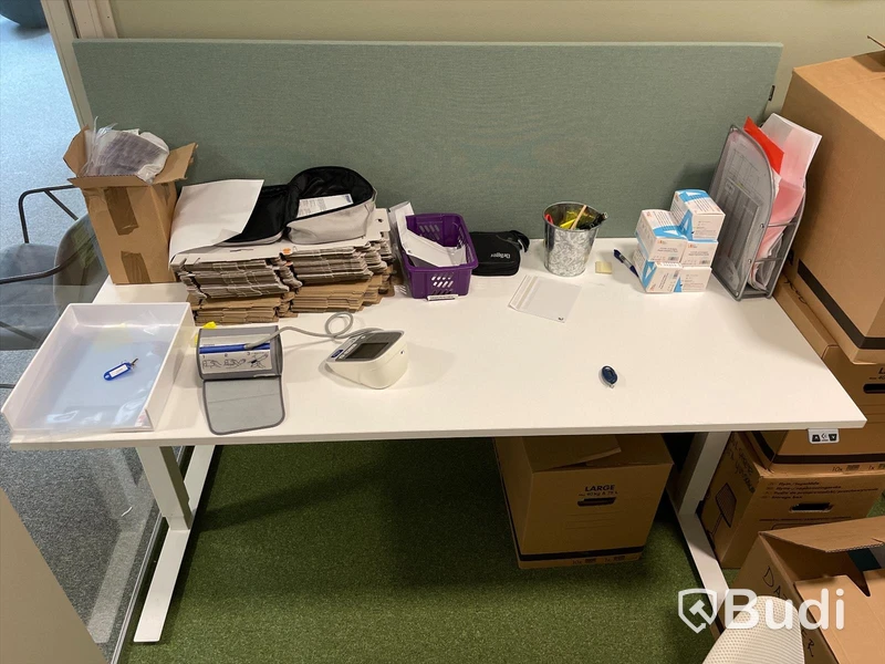 Elektriskt höj och sänkbart skrivbord med skärmvägg edsbyn