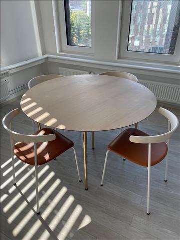 Runt matbord FERM LIVING 