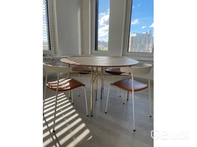 Runt matbord FERM LIVING