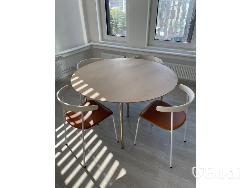 Runt matbord FERM LIVING