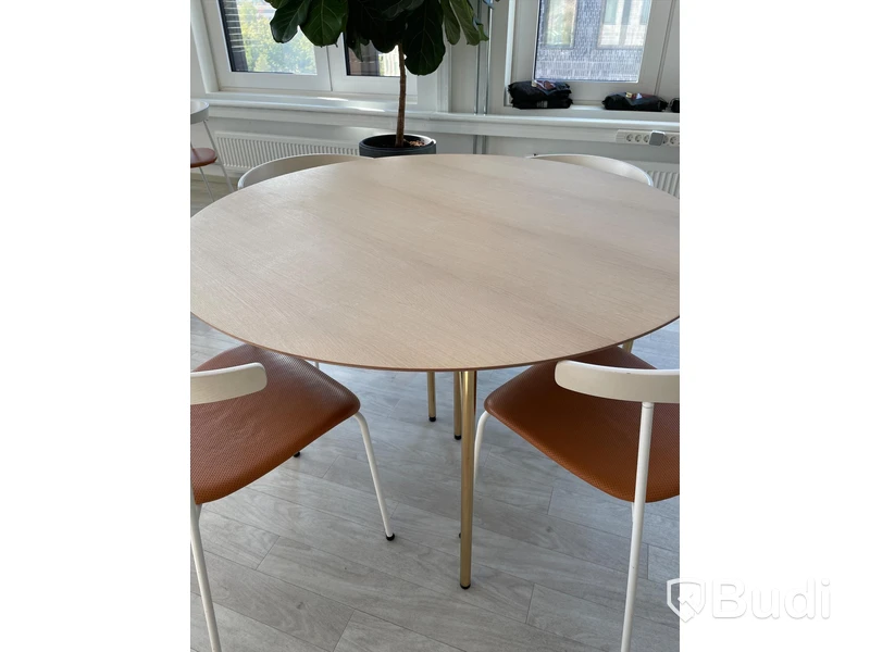 Runt matbord FERM LIVING