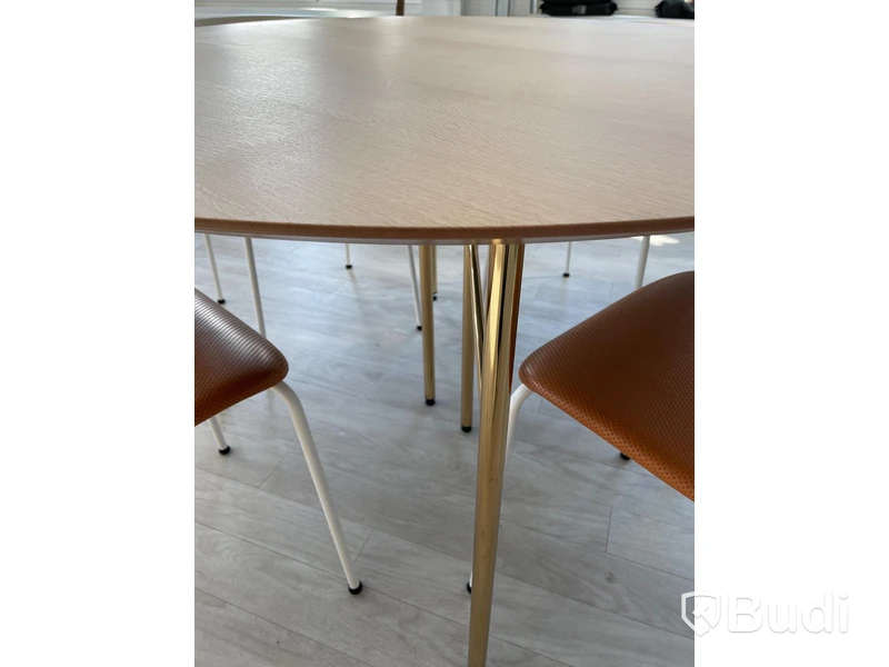 Runt matbord FERM LIVING