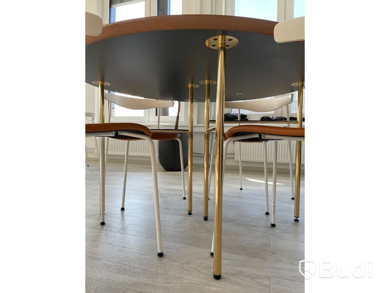 Runt matbord FERM LIVING
