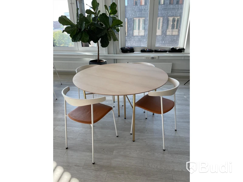 Runt matbord FERM LIVING