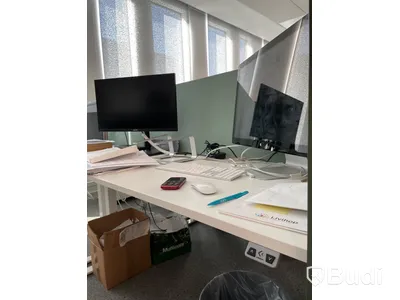 Elektriskt höj och sänkbart skrivbord med skärmvägg edsbyn