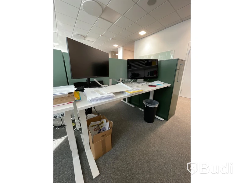Elektriskt höj och sänkbart skrivbord med skärmvägg edsbyn