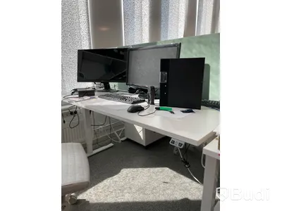 Elektriskt höj och sänkbart skrivbord med skärmvägg edsbyn