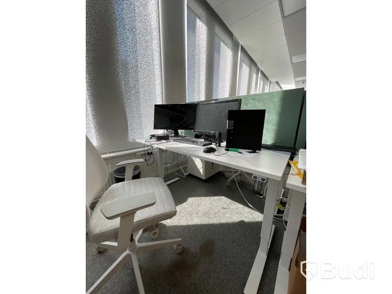 Elektriskt höj och sänkbart skrivbord med skärmvägg edsbyn
