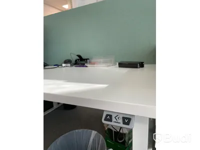 Elektriskt höj och sänkbart skrivbord med skärmvägg edsbyn