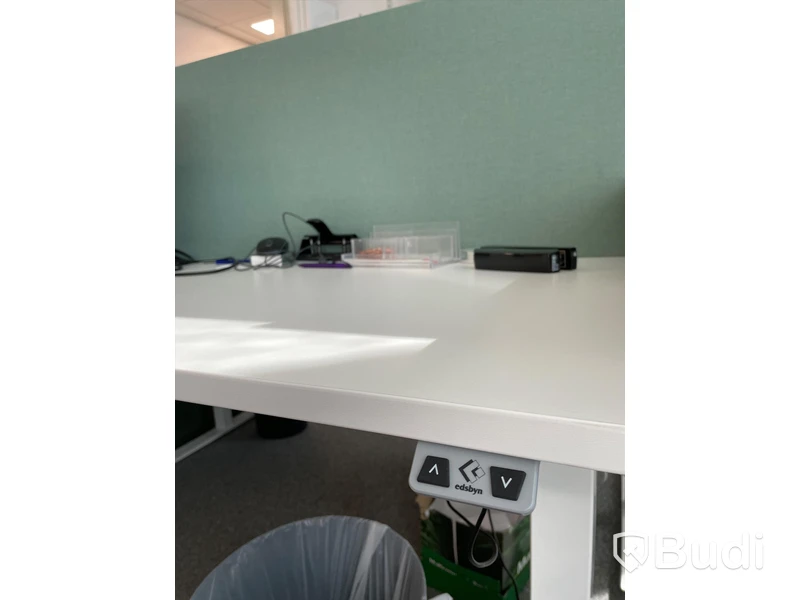 Elektriskt höj och sänkbart skrivbord med skärmvägg edsbyn