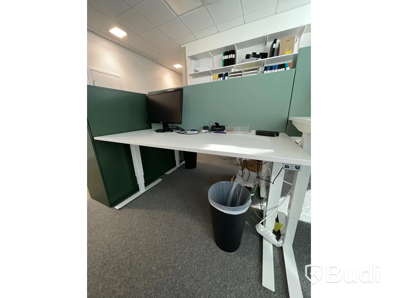 Elektriskt höj och sänkbart skrivbord med skärmvägg edsbyn