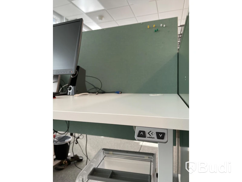 Elektriskt höj och sänkbart skrivbord med skärmvägg edsbyn
